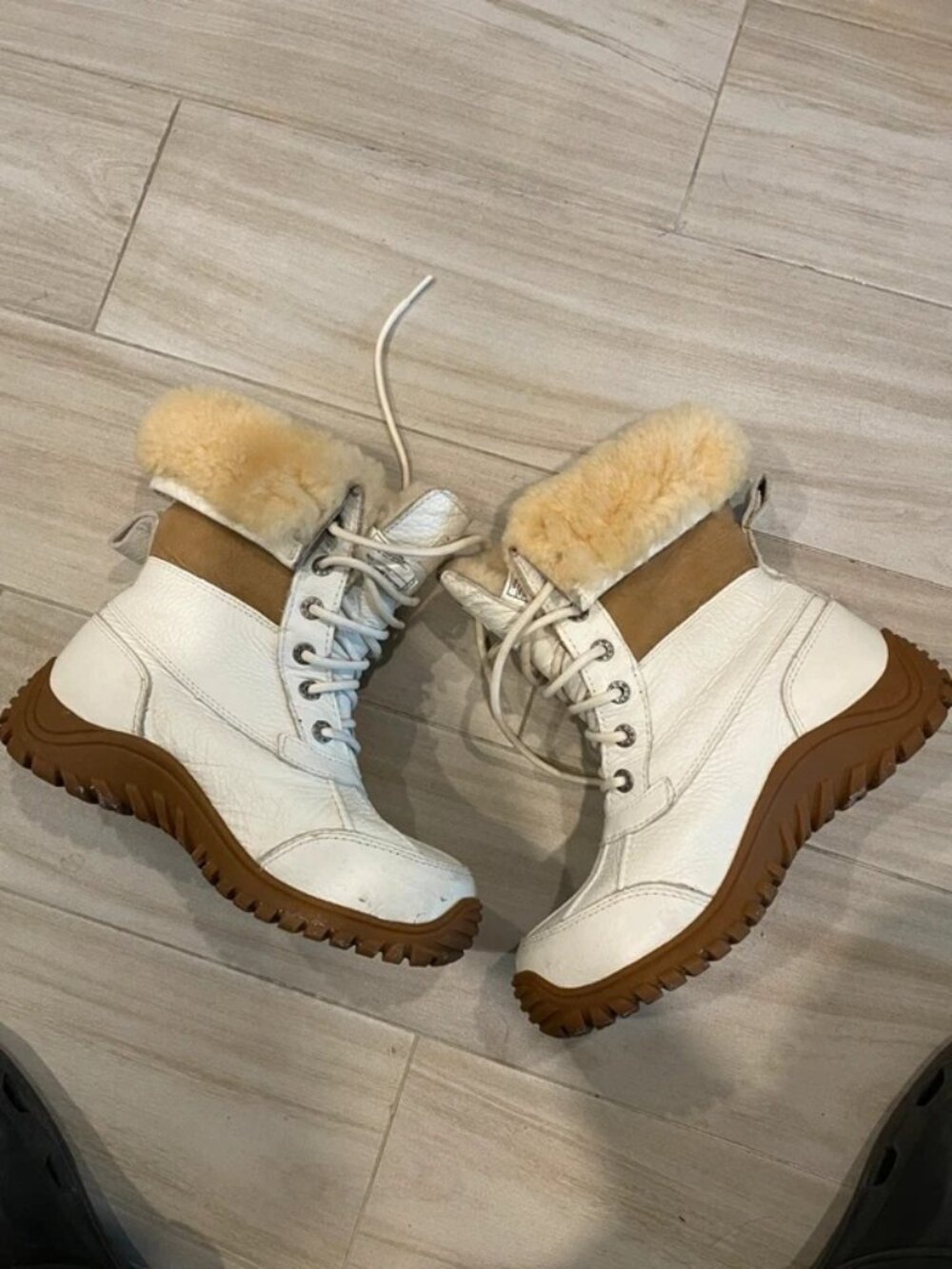 UGG Women’s White Leather Shearling Winter Boots 6.5